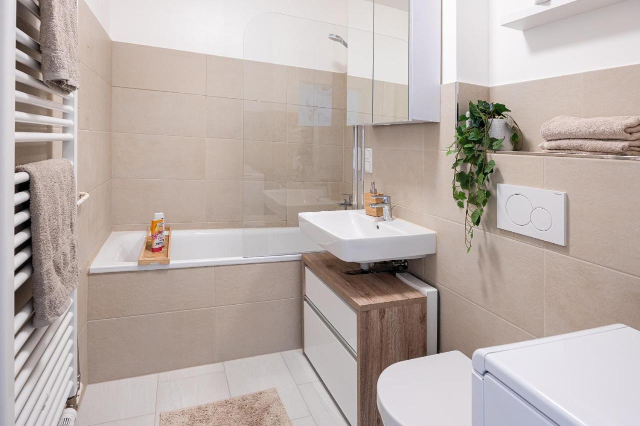 Moderne 2-Zimmer-Wohnung Mit Atemberaubender Skyline Aussicht Auf Frankfurt! Steinbach im Taunus Exterior foto